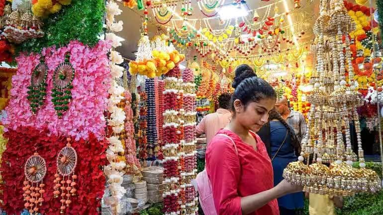 दिवाली पर आने वाला है बोनस?  इस पैसे का इस्तेमाल किस तरह करना चाहिए?