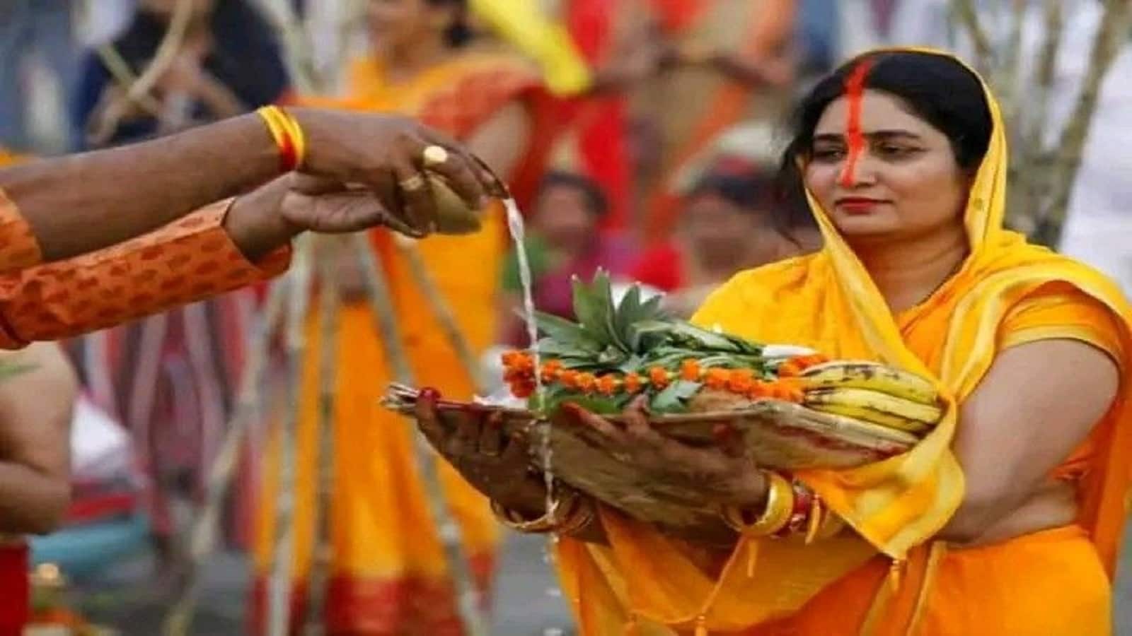 Chhath Pooja Sandhya Arghya Today: सर्यू षष्ठी पर आज डूबते सूरज को अर्घ्य देंगे व्रती, जानें पूजा विधि, मुहर्त और मंत्र