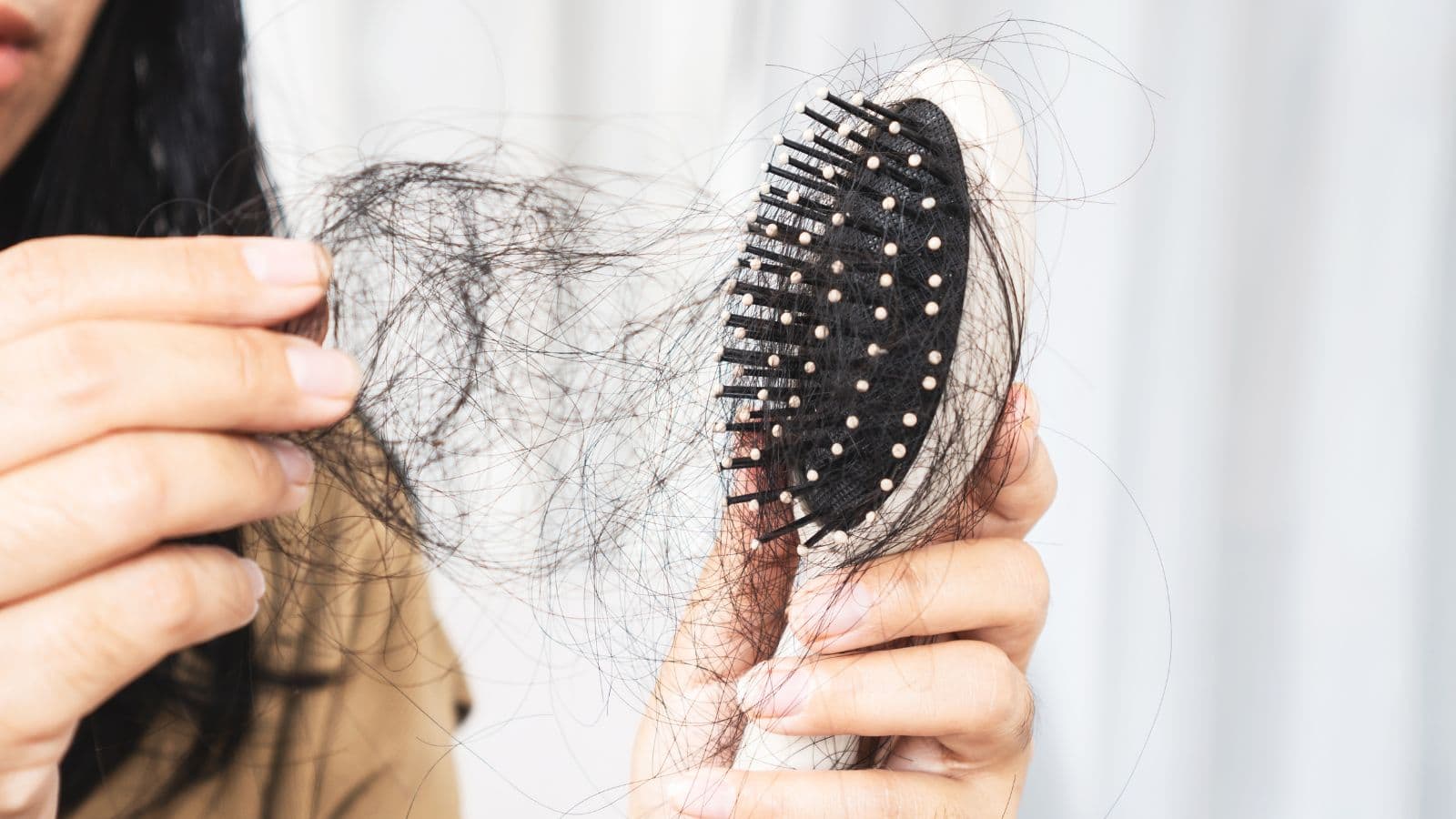 Hair Care Tips: झड़ते बालों का रामबाण उपाय! नारियल तेल में मिलाएं ये चीज, दिखेगा कमाल