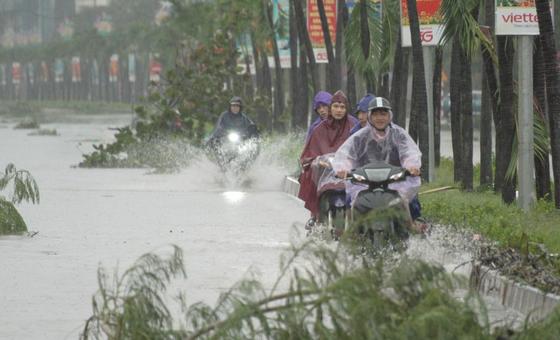 आपदाओं का अर्थव्यवस्था पर बढ़ता प्रहार, दो हज़ार अरब डॉलर तक के नुकसान की आशंका