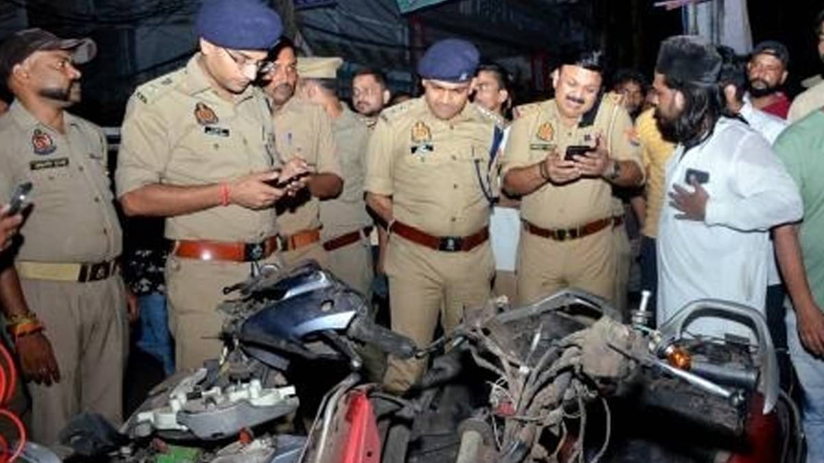 दुकान में लोग कर रहे थे शॉपिंग तभी स्कूटी में हुआ ब्लास्ट, धमाके का VIDEO आया सामने: हादसा या कानपुर को दहलाने की साजिश?