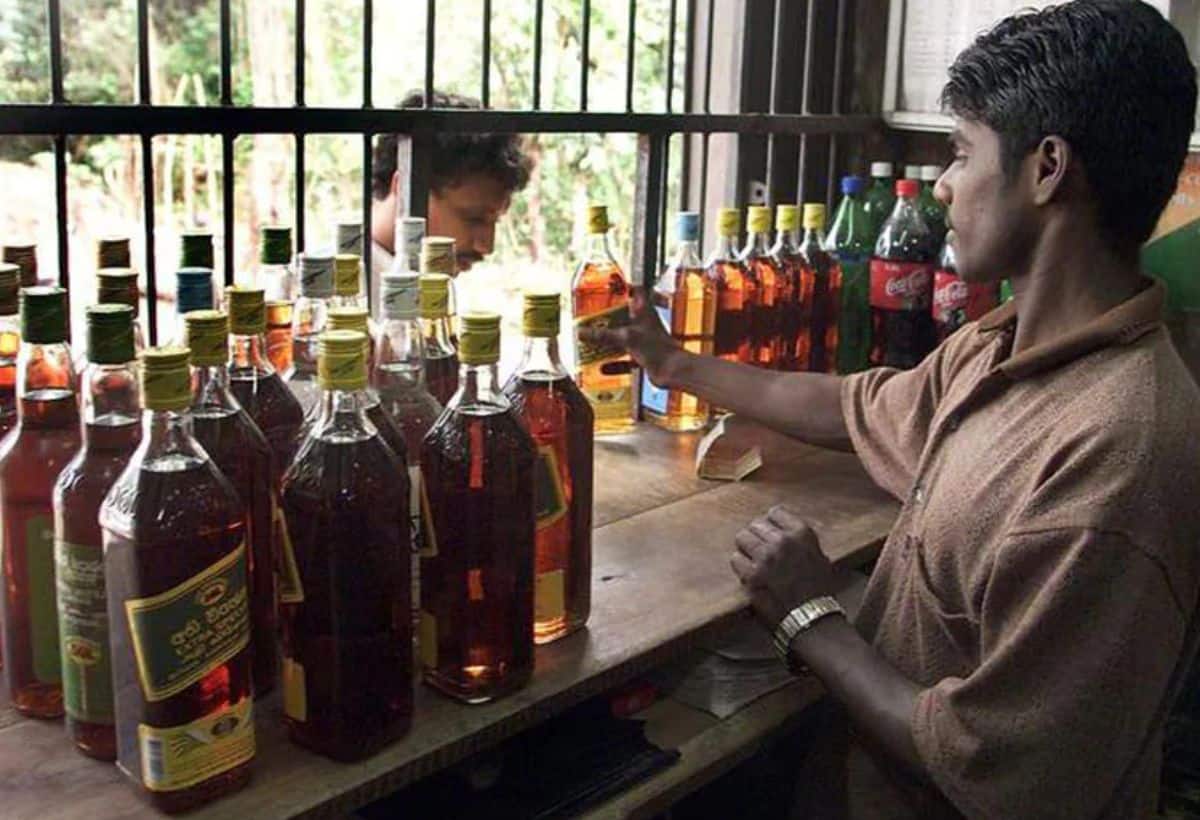 Dasara festive: तेलंगाना में शराब की बिक्री में रिकॉर्ड उछाल, केवल 4 दिनों में लोगों ने खरीदें 1000 करोड़ रुपये के शराब