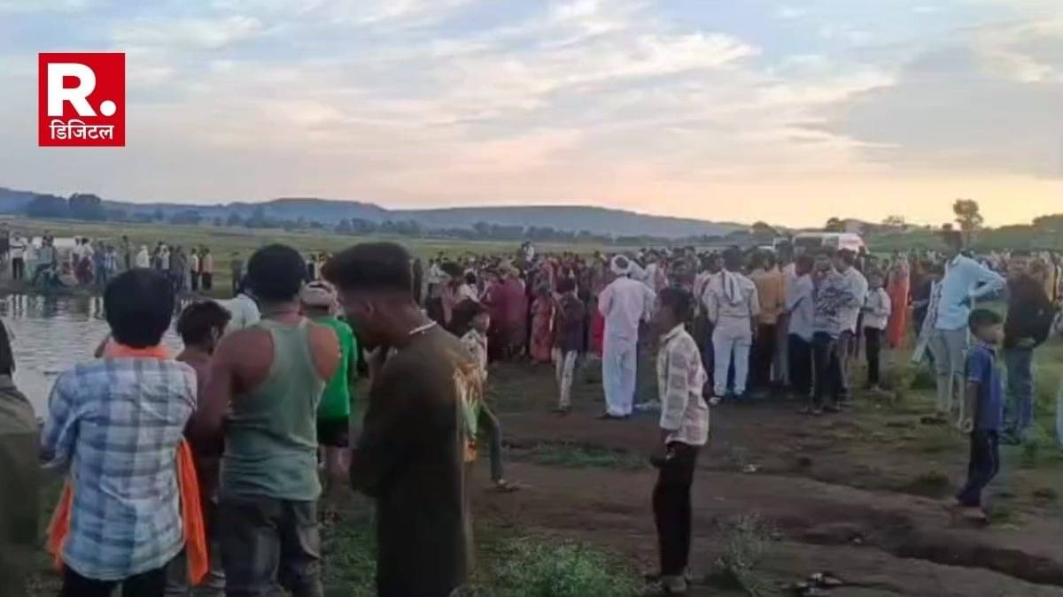 MP : मातम में बदली दशहरे की खुशियां, खंडवा में मूर्ति विसर्जन कर लौट रही श्रद्धालुओं की ट्रैक्टर-ट्रॉली नदी में गिरी, 10 की मौत