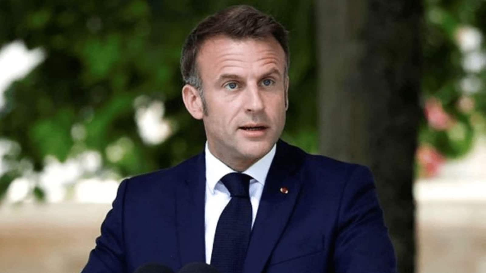 फ्रांस में छाया राजनीतिक तूफान, राष्ट्रपति इमैनुएल मैक्रों अगले 48 घंटे में करेंगे नए पीएम का ऐलान