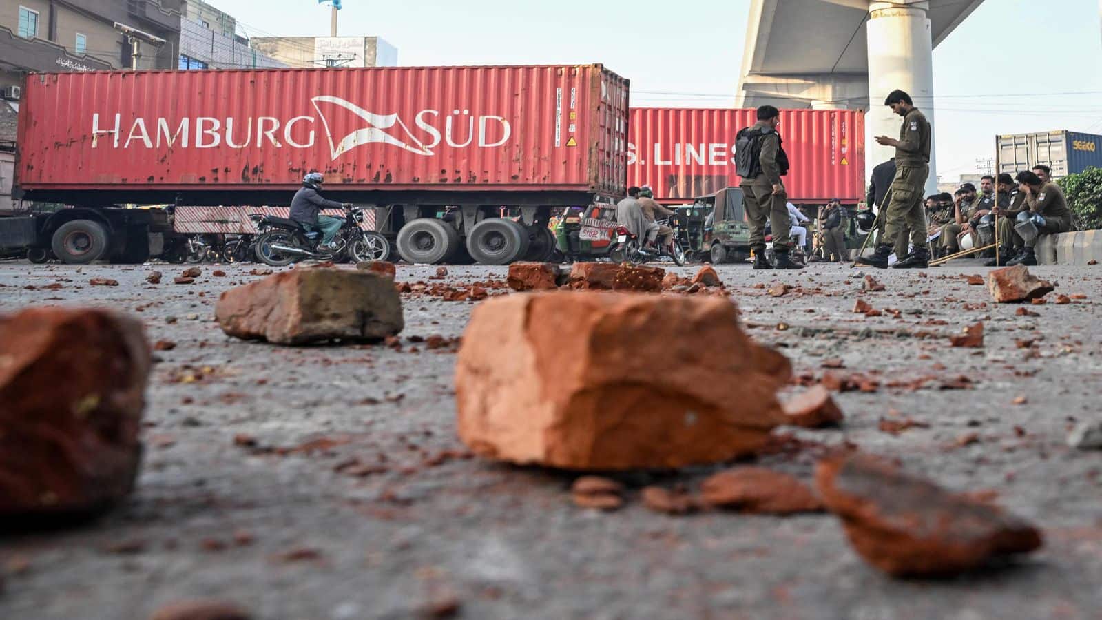 Pakistan Protest: पाकिस्तान में तहरीक-ए-लब्बैक का हिंसक प्रदर्शन! इस्लामाबाद और रावलपिंडी में इंटरनेट बंद, सभी सड़कें सील