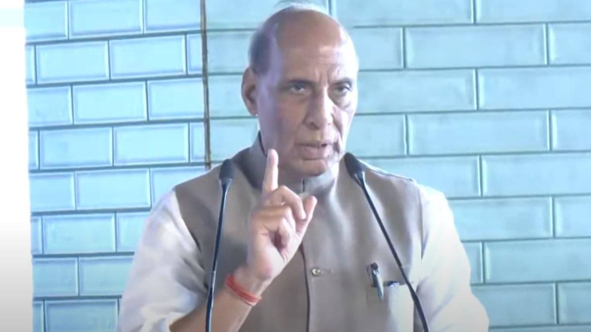 '...तो इतिहास-भूगोल बदल जाएगा', भुज की धरती से राजनाथ सिंह ने PAK को चेताया, बोले- सर क्रीक से होकर गुजरता है कराची का रास्ता