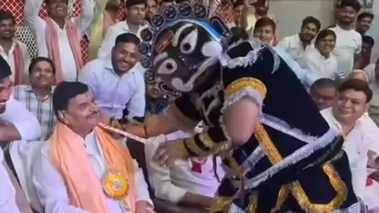 रामलीला का मंचन, कुर्सी पर बैठे सपा नेता शिवपाल... तभी 'रावण' ने गर्दन पर रख दी तलवार, Viral Video में देखिए फिर क्या हुआ