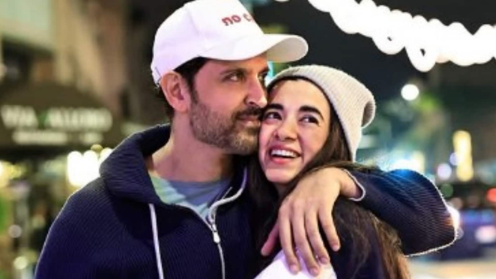 Hrithik Roshan-Saba Azad: सबा संग रोमांटिक वॉक पर निकले ऋतिक रोशन, परफेक्ट विंटर वेकेशन का ले रहे मजा
