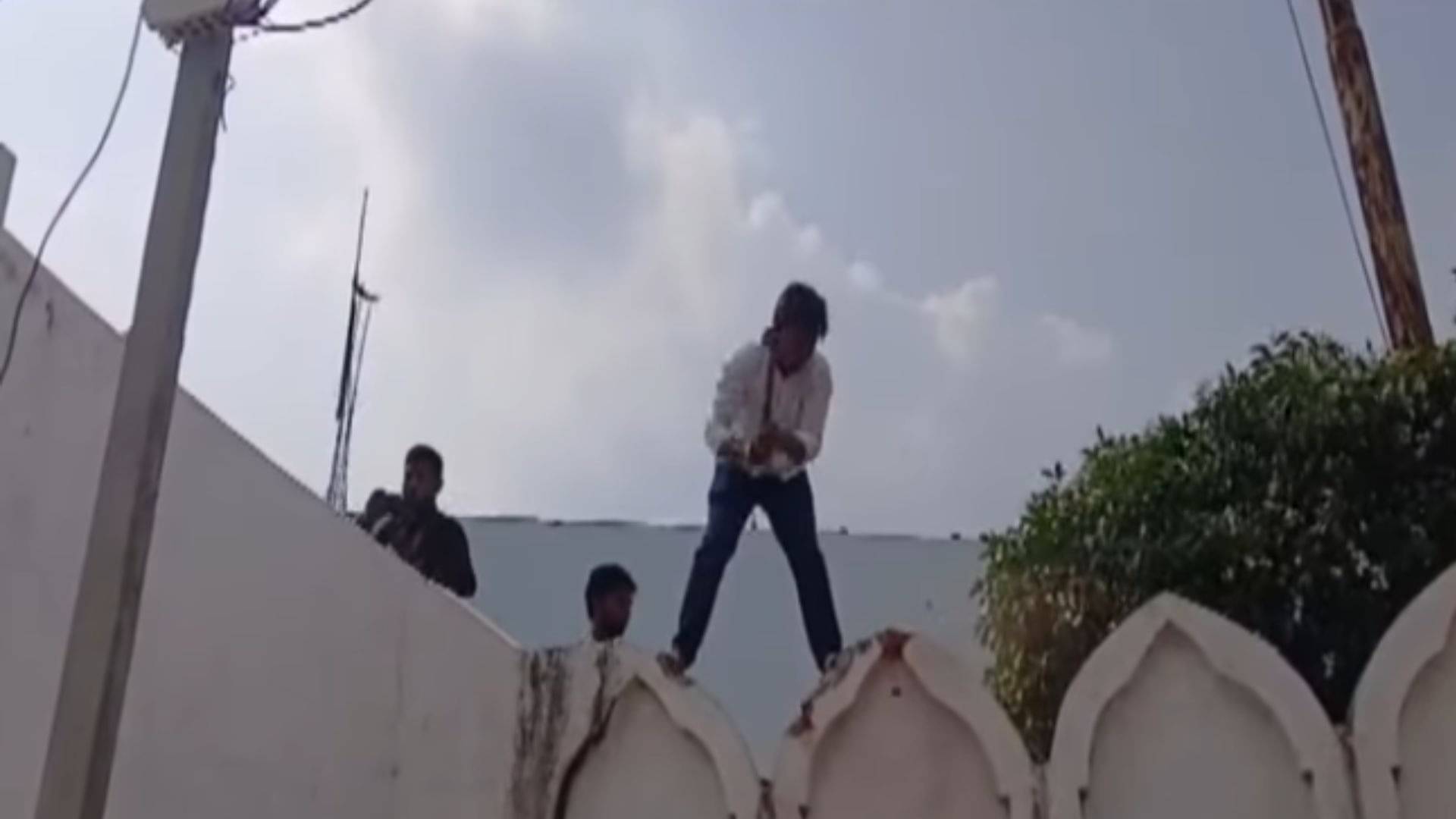 CM योगी के बुलडोजर का खौफ! संभल में अवैध मस्‍जिद को खुद ही गिराने लगे लोग; प्रशासन ने दिया था 4 दिन का अल्‍टीमेटम