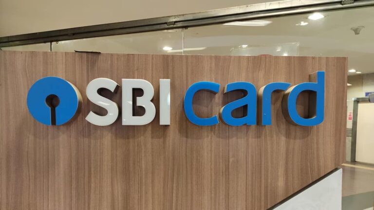 SBI कार्डहोल्डर्स को लगेगा झटका! स्कूल फीस भरना हो जाएगा महंगा, 1 नवंबर 2025 से लागू होंगे नए नियम