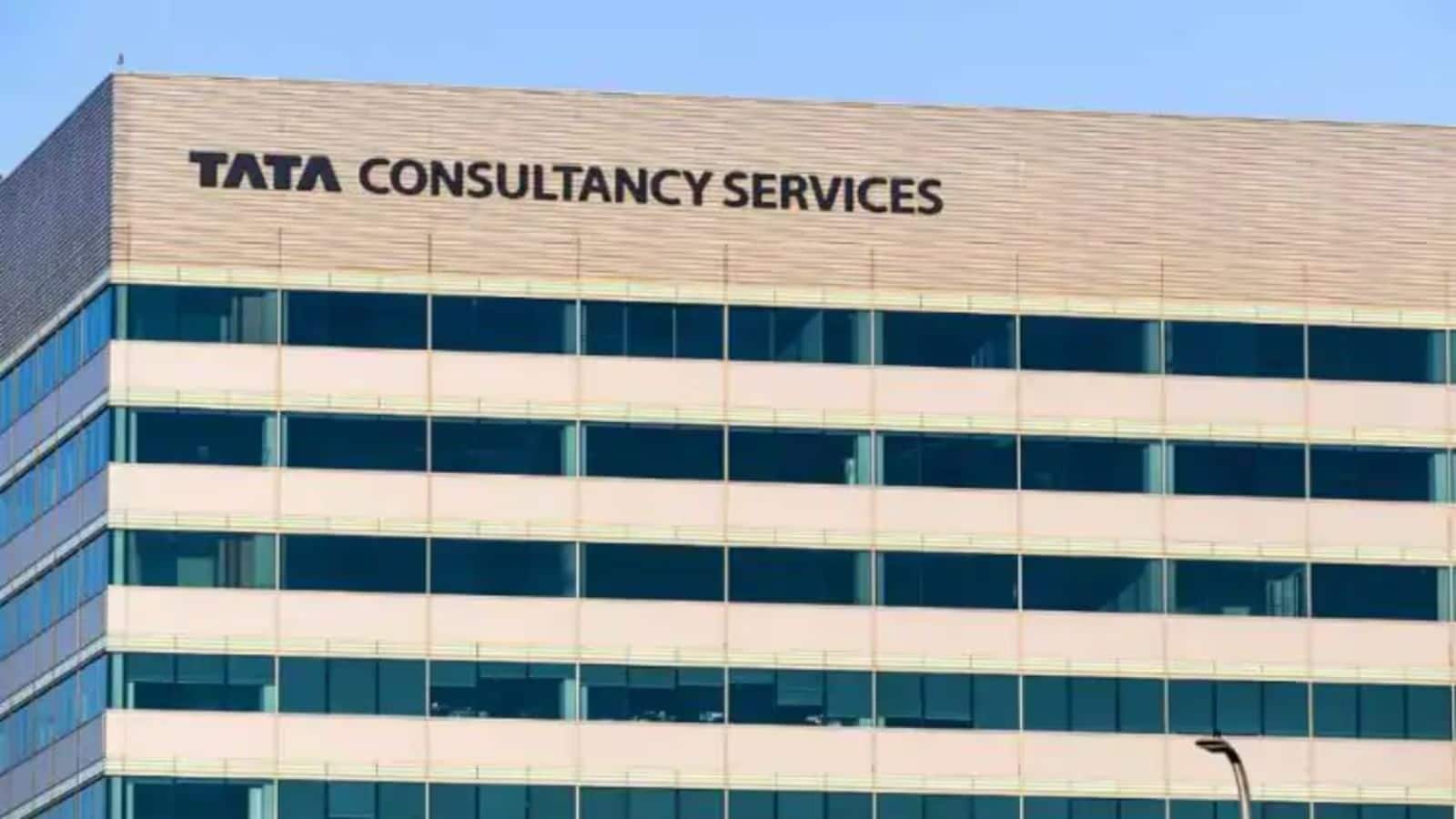 TCS Q2 results : दूसरी तिमाही में TCS की CC रेवेन्यू ग्रोथ 0.8% रही, 11 रुपए प्रति शेयर अंतरिम डिविडेंड का भी एलान