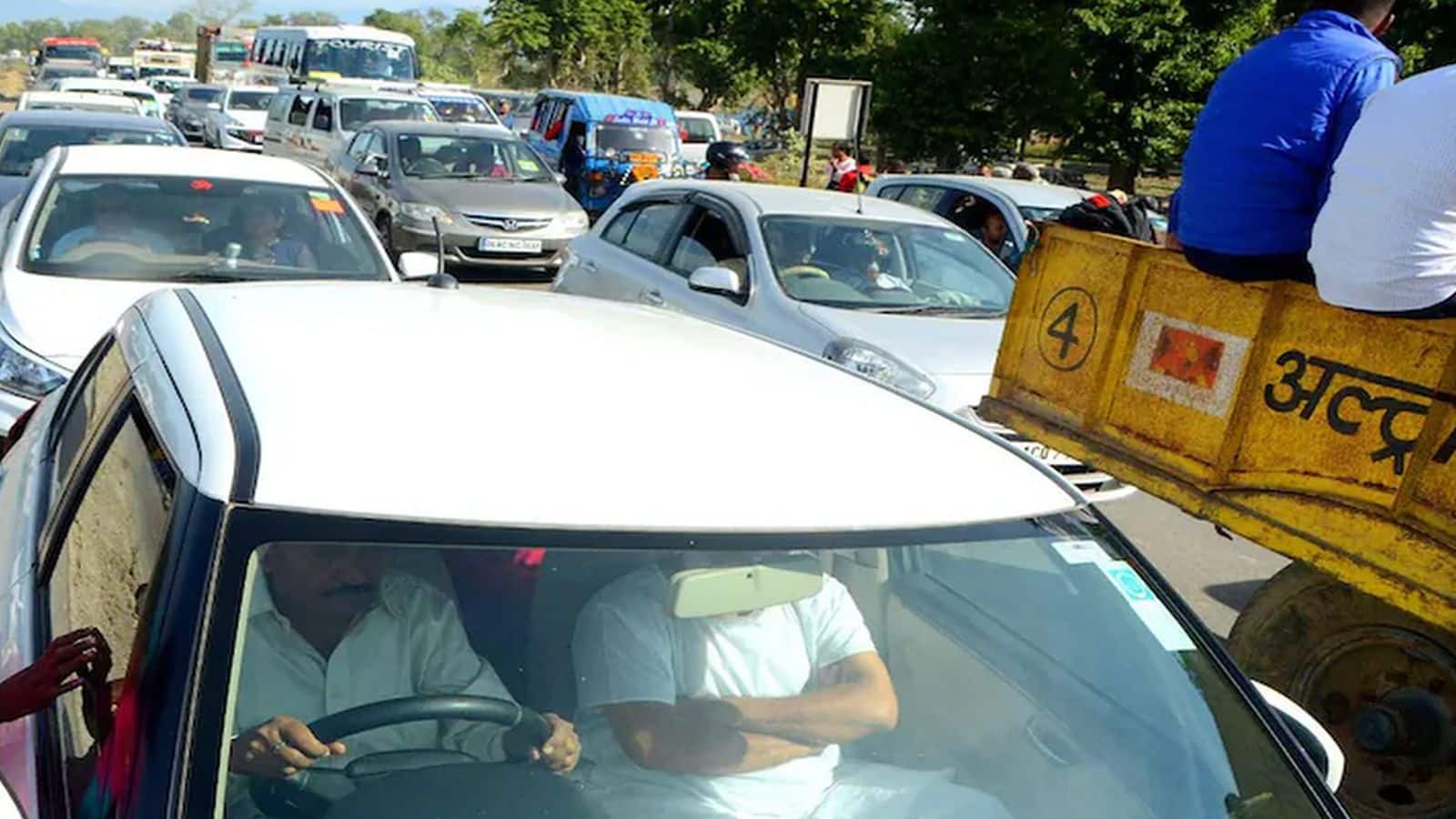 Uttarakhand Green Tax: उत्तराखंड में अब घूमना हुआ महंगा! बाहरी प्रदेशों से आने वाली गाड़ियों पर लगेगा 'ग्रीन टैक्स'