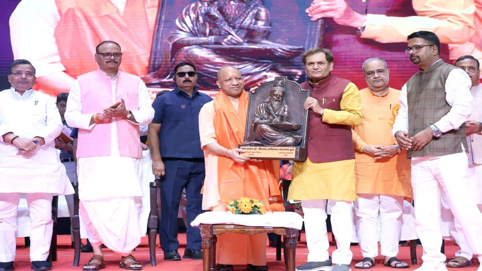 UP News: सफाई कर्मचारियों को मिलेगा ₹40 लाख का सुरक्षा बीमा, वाल्मीकि जयंती पर सीएम योगी ने दिया दिवाली गिफ्ट