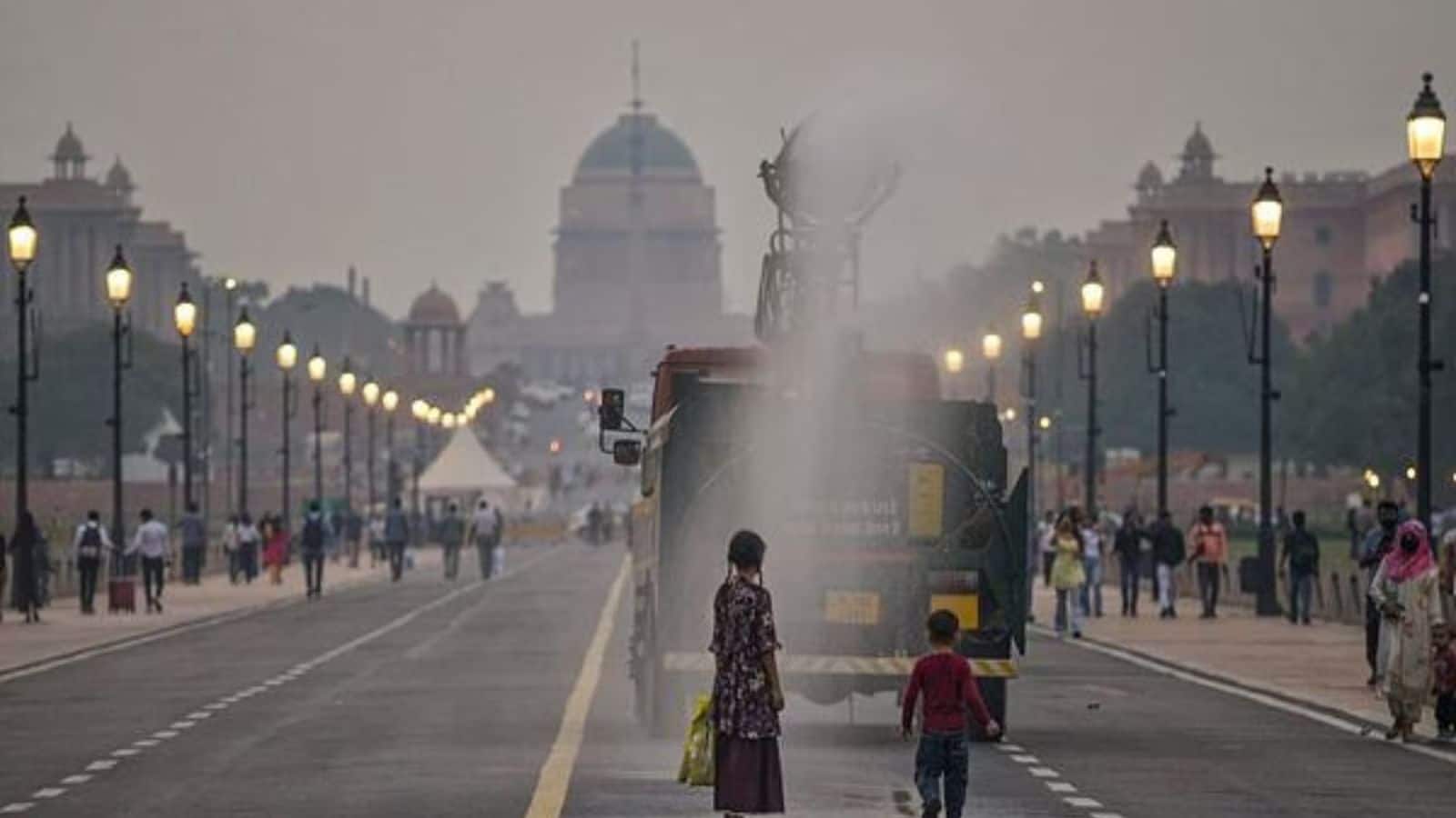 Delhi AQI: हल्की बारिश और हवाओं की वजह से दिल्ली वालों को प्रदूषण से मिली थोड़ी राहत! करीब 400 से 300 पर आ गया दिल्ली-NCR का AQI