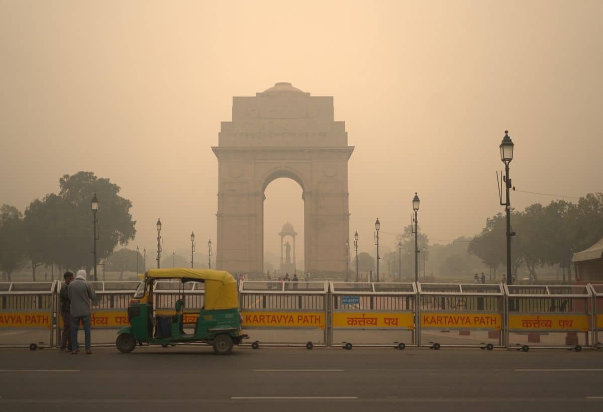 Delhi AQI: तेज हवाओं ने बदला दिल्ली के मौसम का मिजाज, AQI में हुआ फौरी सुधार, AQEWS की चेतावनी- अभी टला नहीं है खतरा!