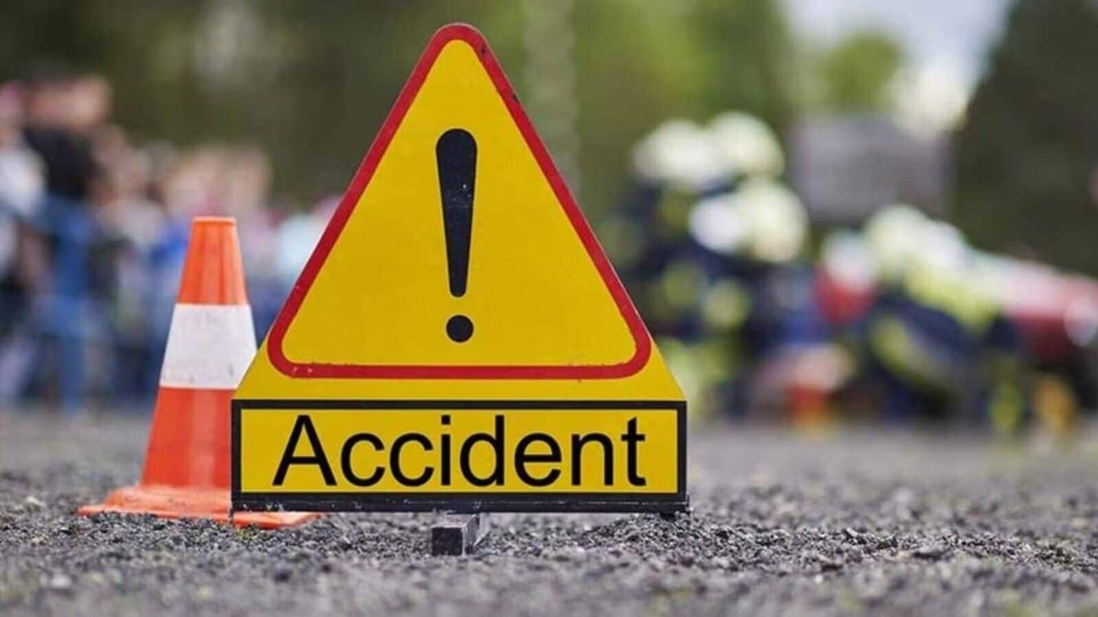 UP News: मेरठ में बड़ा हादसा! 30 बच्चों से भरी बस पलटी, 11 स्टूडेंट घायल, हर तरफ मची चीख-पुकार