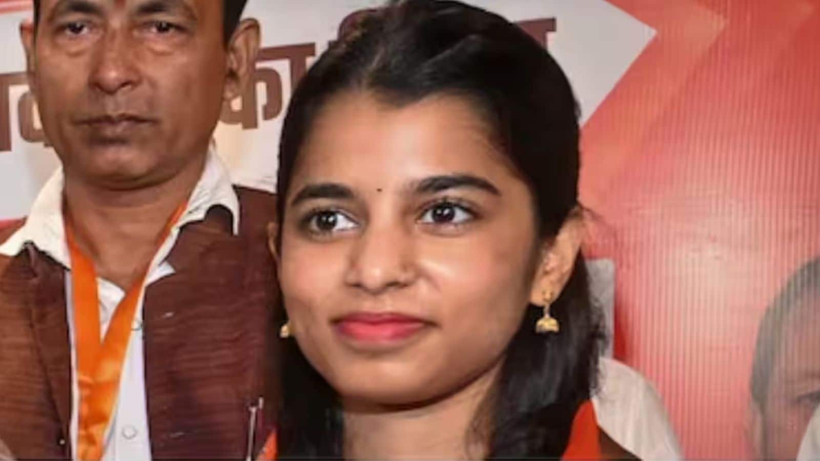 Maithili Thakur: कांग्रेस सांसद ने की मैथिली ठाकुर की तारीफ, सिर्फ 25 साल में BJP विधायक बनीं लोक गायिका