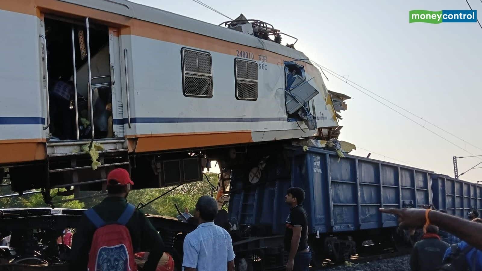 Bilaspur Train Accident: छत्तीसगढ़ के बिलासपुर में बड़ा ट्रेन हादसा! मालगाड़ी के ऊपर चढ़ी पैसेंजर ट्रेन, कई लोग घायल