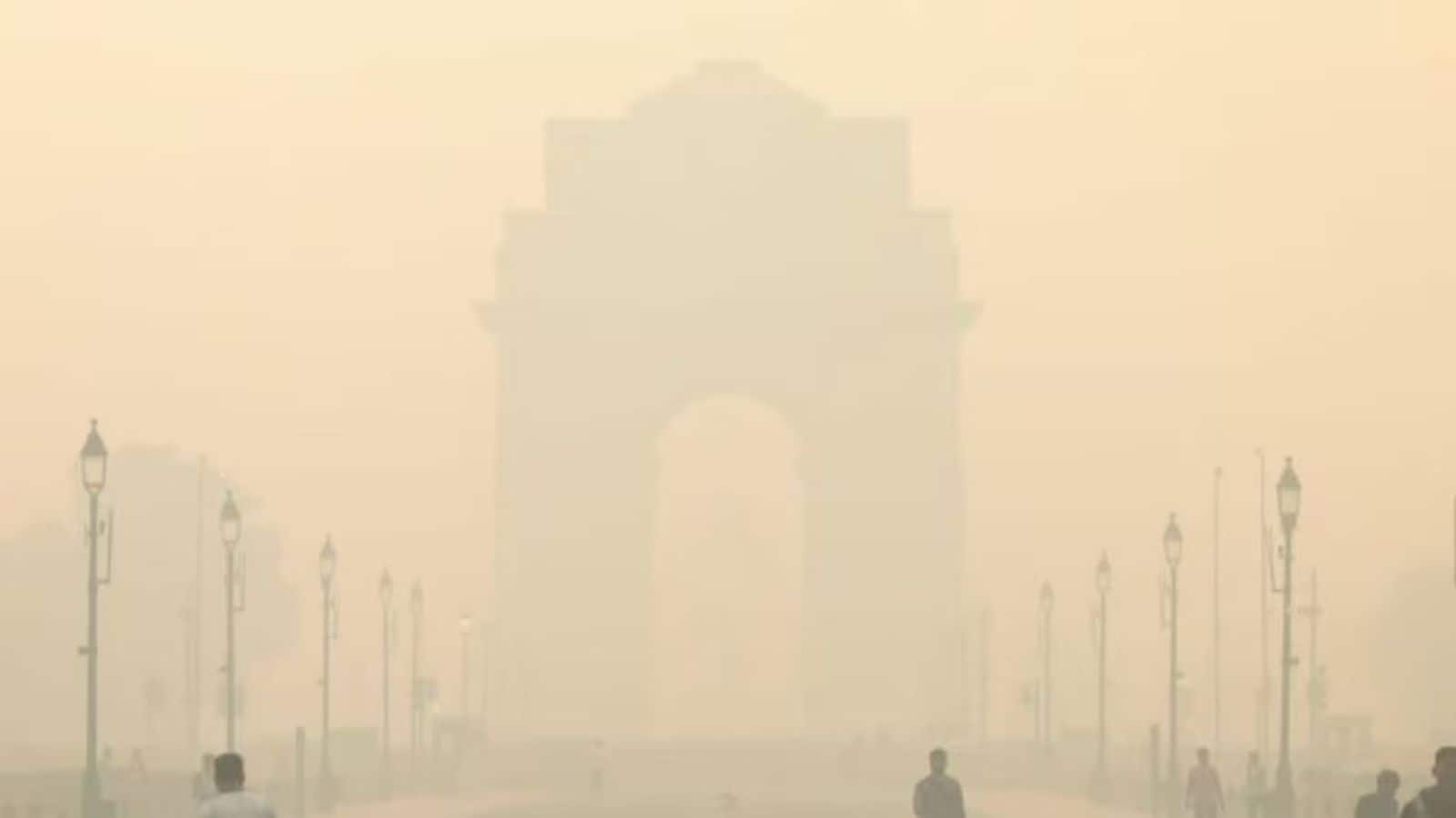 Delhi AQI: दिल्ली में जहरीली हवा का कहर जारी, 360 पर 'गंभीर' श्रेणी में बना हुआ है AQI, ग्रेप 3 के प्रतिबंधों के बाद भी नहीं मिल रही राहत
