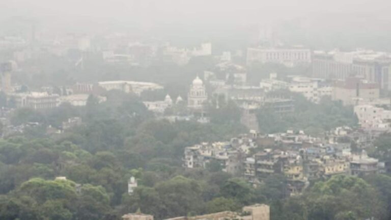 Delhi AQI: दिल्ली में प्रदूषण से हाल बेहाल, 324 पर 'बहुत खराब' श्रेणी में बना हुआ है AQI, इस सप्ताह और खतरनाक होगी हवा!