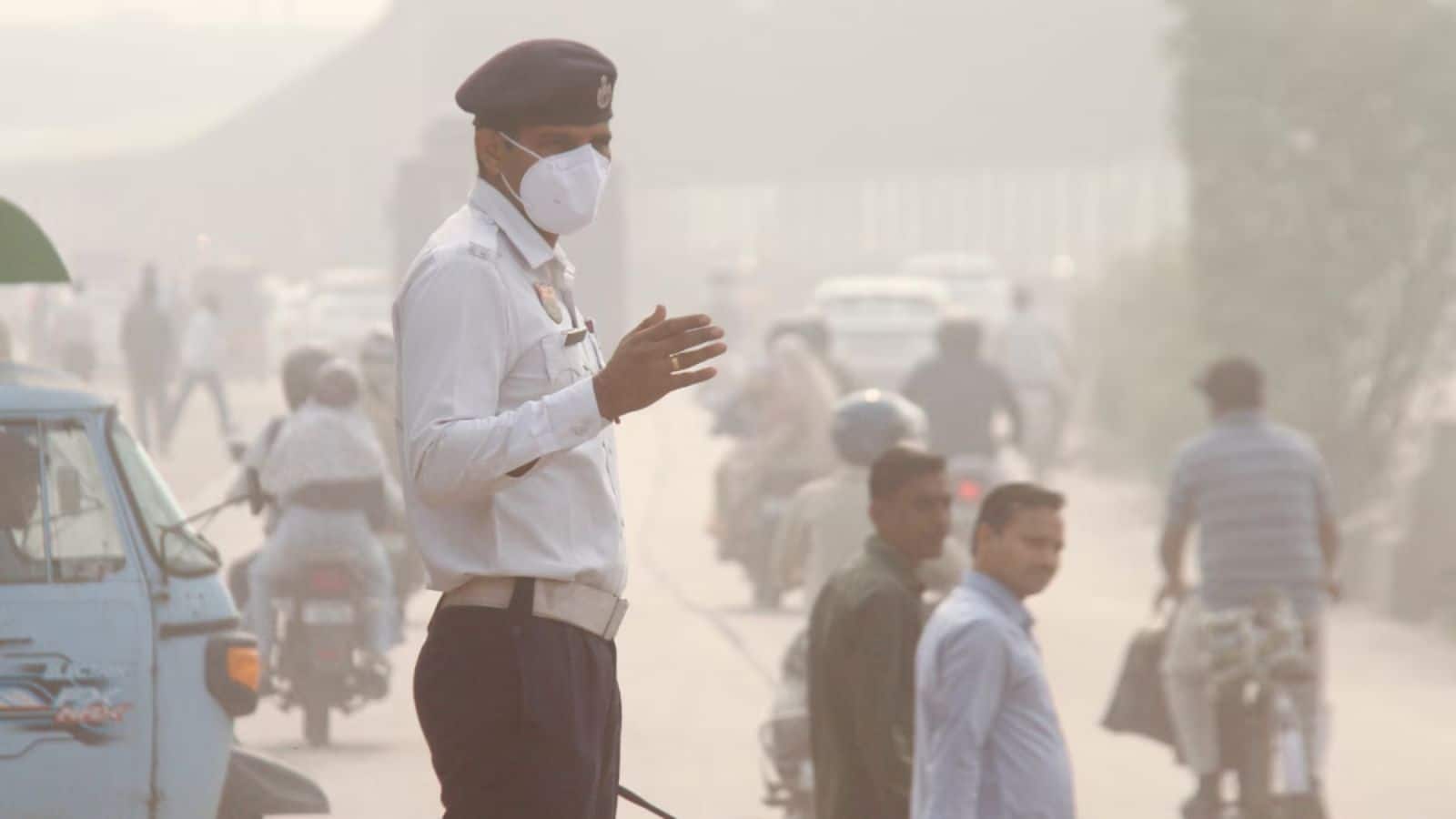 Delhi AQI: दिल्ली में प्रदूषण की मार से डेली 11 सिगरेट पी रहे लोग, AQI 455 के साथ NCR में हालात 'बेहद खतरनाक', GRAP III फेल!