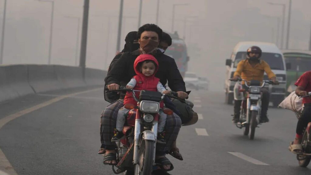 Delhi AQI: दिल्ली में प्रदूषण से जीना हुआ मुहाल, 'बहुत खराब' कैटेगरी में पहुंची राजधानी की हवा