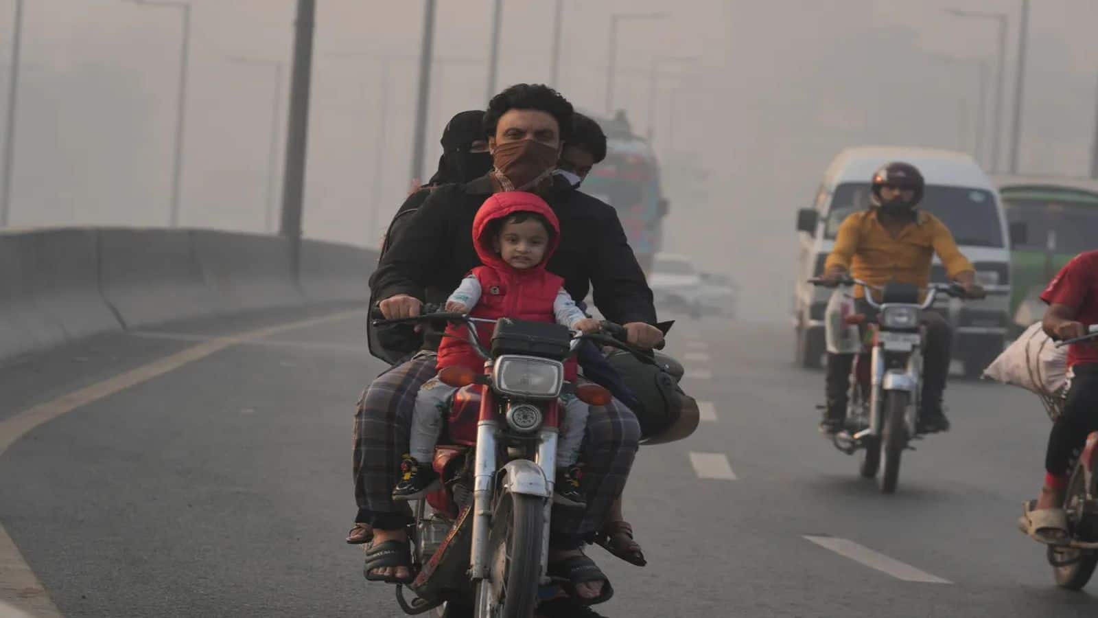 Delhi AQI: दिल्ली में प्रदूषण से जीना हुआ मुहाल, 'बहुत खराब' कैटेगरी में पहुंची राजधानी की हवा