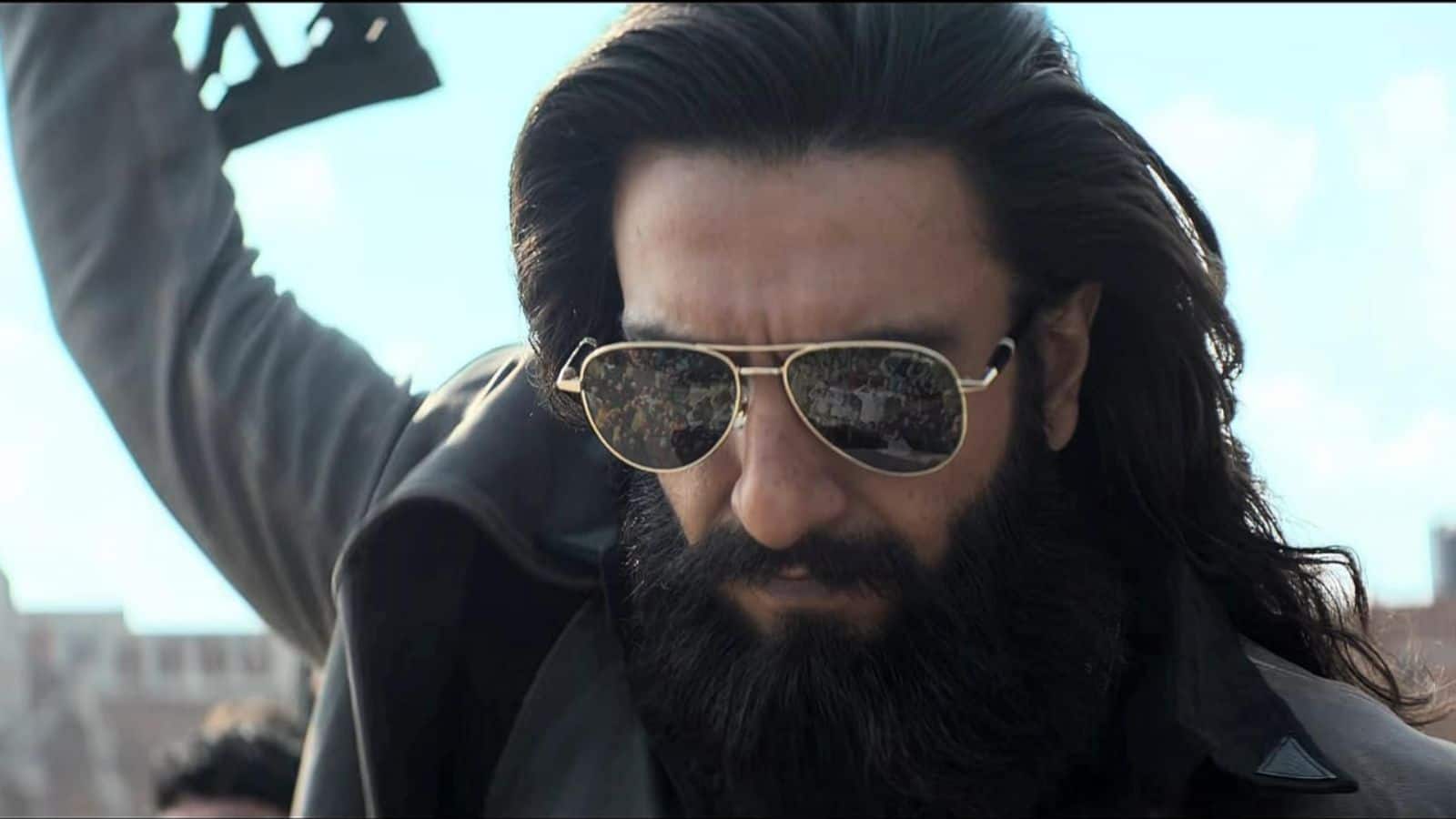 Dhurandhar में रणवीर का 'धुरंधर' लुक आया सामने, पोस्टर शेयर कर खुद को बताया 'The Wrath Of God'