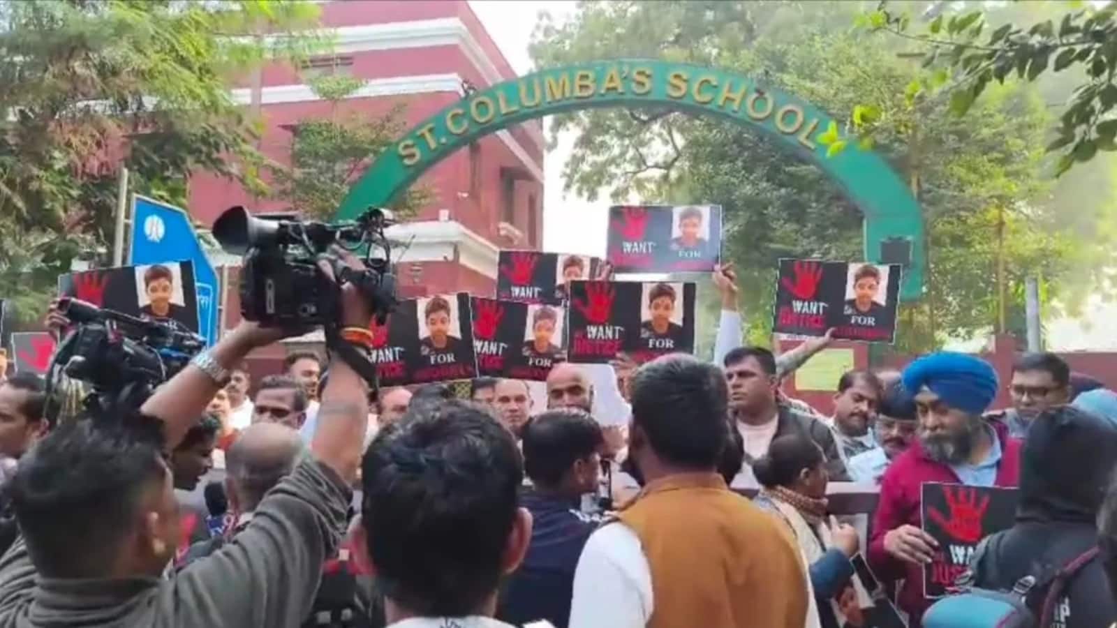 दिल्ली के सेंट कोलंबा स्कूल सुसाइड केस में 4 टीचर सस्पेंड! परिजनों ने लगाए गंभीर आरोप, भारी विरोध प्रदर्शन