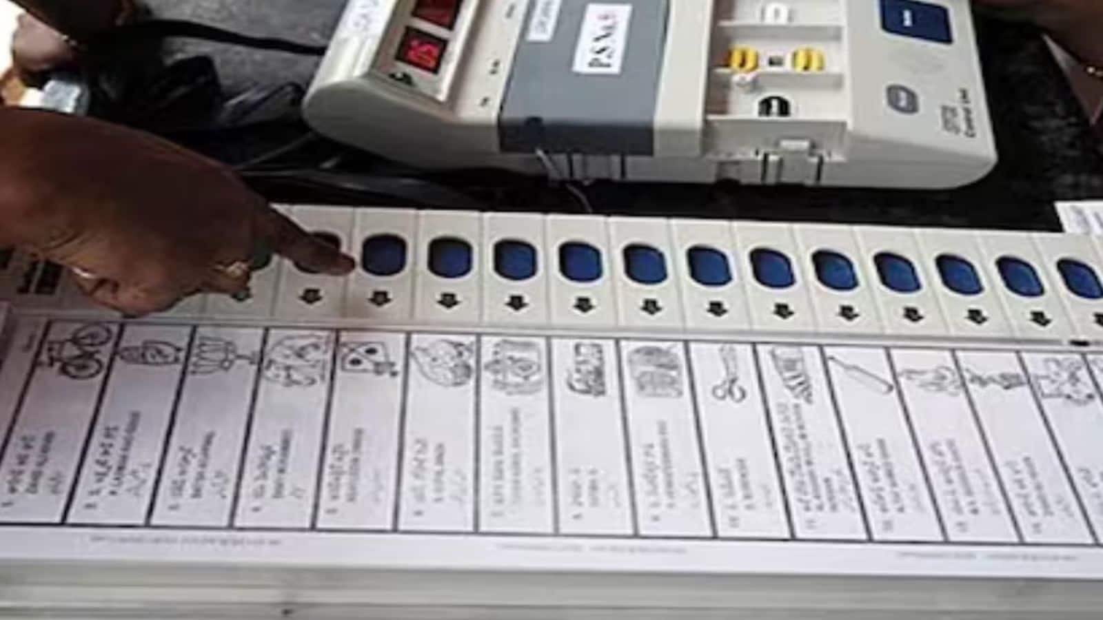 Bihar Chunav Voting: EVM की फोटो लेते हुए महुआ में एक वोटर गिरफ्तार, तेज प्रताप लड़ रहे हैं यहां से चुनाव