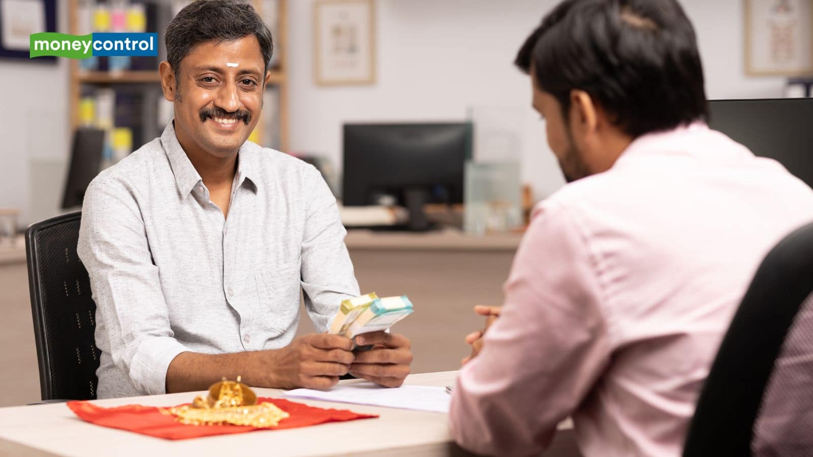 घर में रखे सोने से भी कमा सकते हैं पैसा, सोना गिरवी रखने पर मिलेगा 7% का रिटर्न, जानिये कैसे उठा सकते हैं फायदा