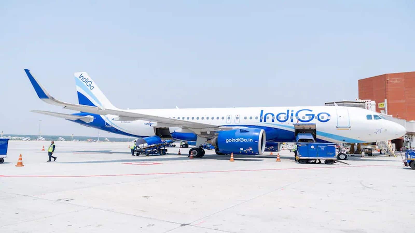 IndiGo Flight: इंडिगो फ्लाइट में  बम की धमकी, मुंबई एयरपोर्ट पर कराई इमरजेंसी लैंडिंग