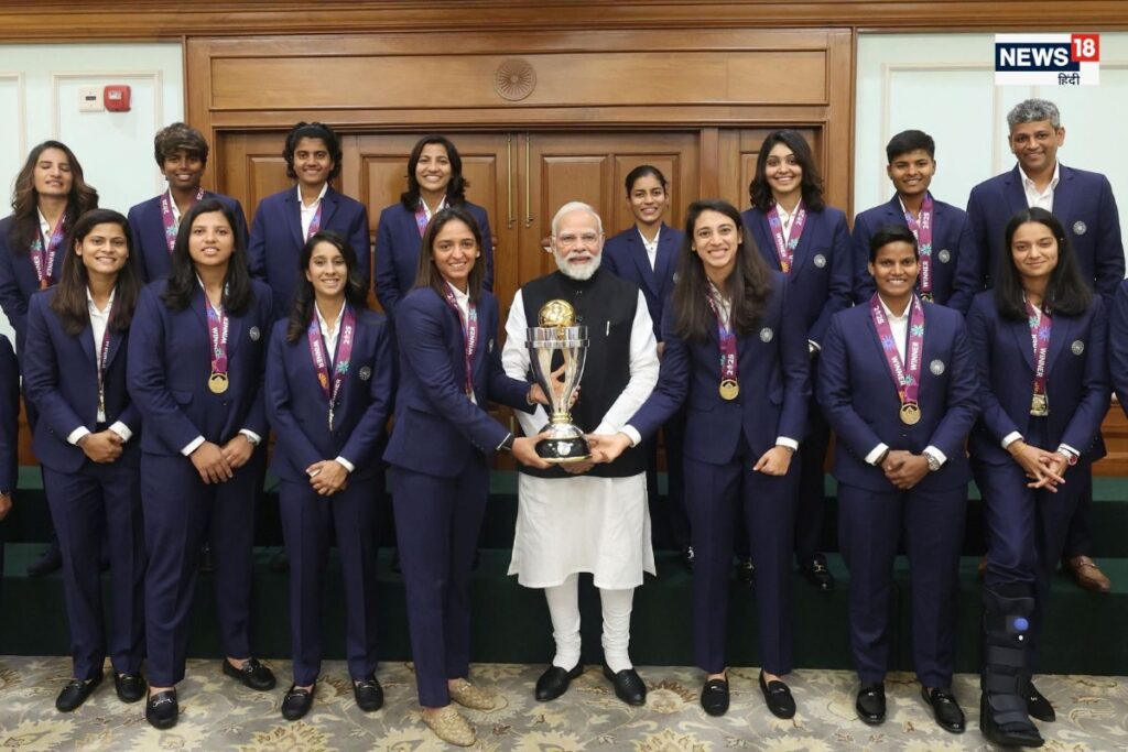 हाथ में ट्रॉफी, गले में मेडल, PM मोदी से इस खास अंदाज में मिलीं विश्व चैंपियन