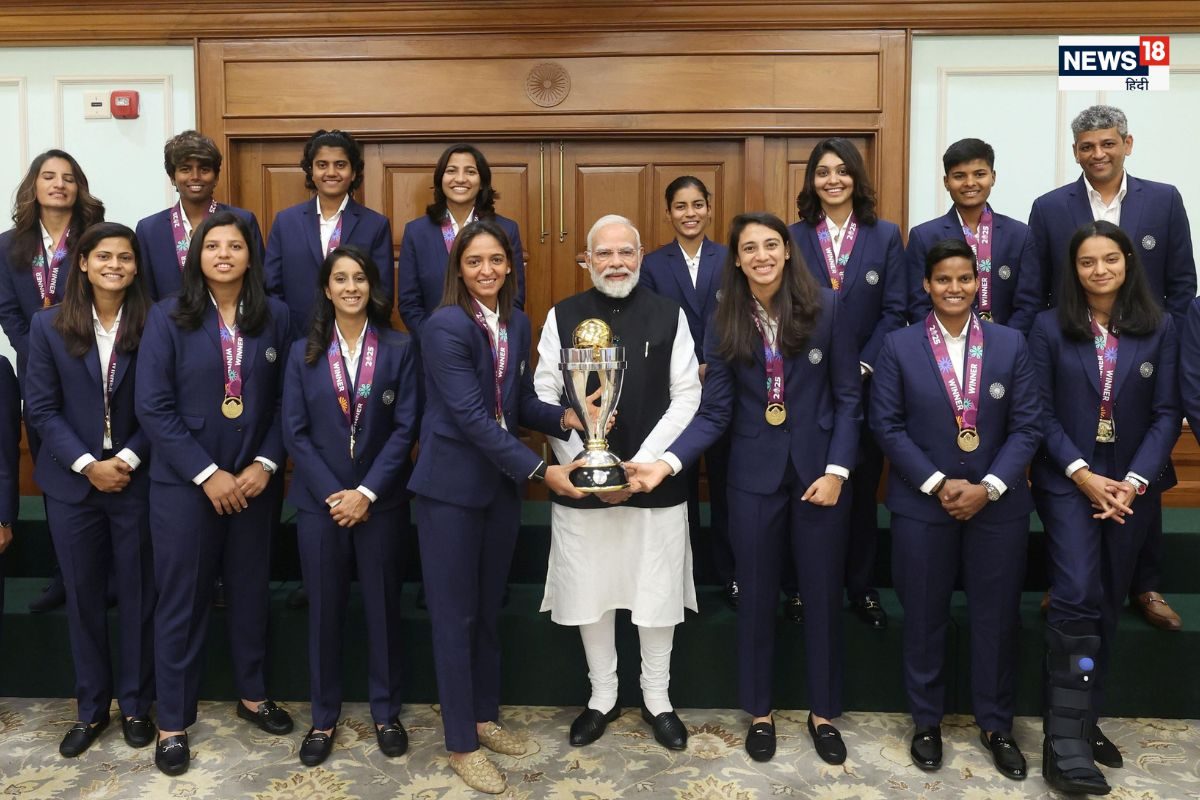 हाथ में ट्रॉफी, गले में मेडल, PM मोदी से इस खास अंदाज में मिलीं विश्व चैंपियन