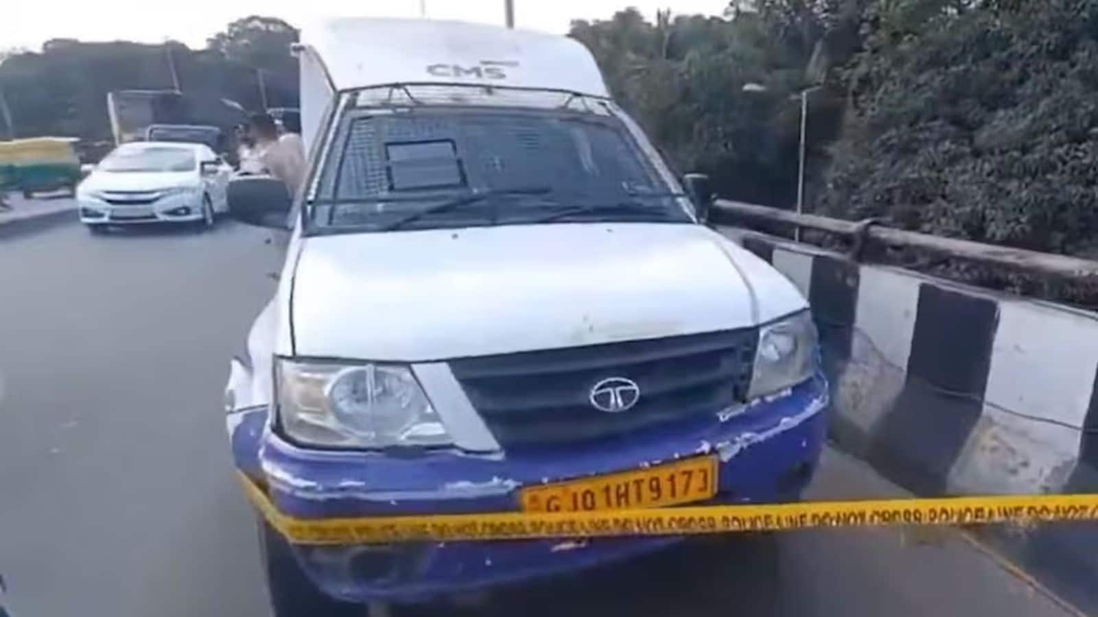 बेंगलुरु में बड़ी लूटपाट! बदमाशों ने आयकर अधिकारी बन कैश वैन को रोका, सरेआम 7 करोड़ रुपये लेकर फरार