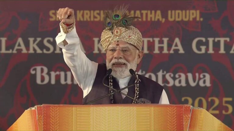 PM Modi Visit Karnataka: पीएम मोदी ने कर्नाटक में किया मेगा रोड शो, उडुपी में बोले- 'नया भारत झुकता नहीं हैं'