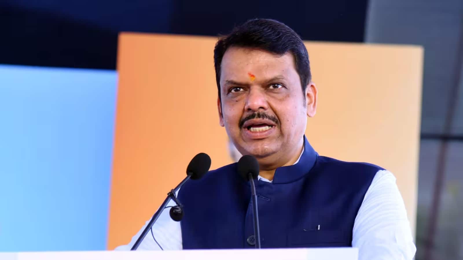 जब नेता जी आएं तब खड़े हो जाइए और शांत रहिए, सरकारी अधिकारियों के लिए महाराष्ट्र सरकार का फरमान