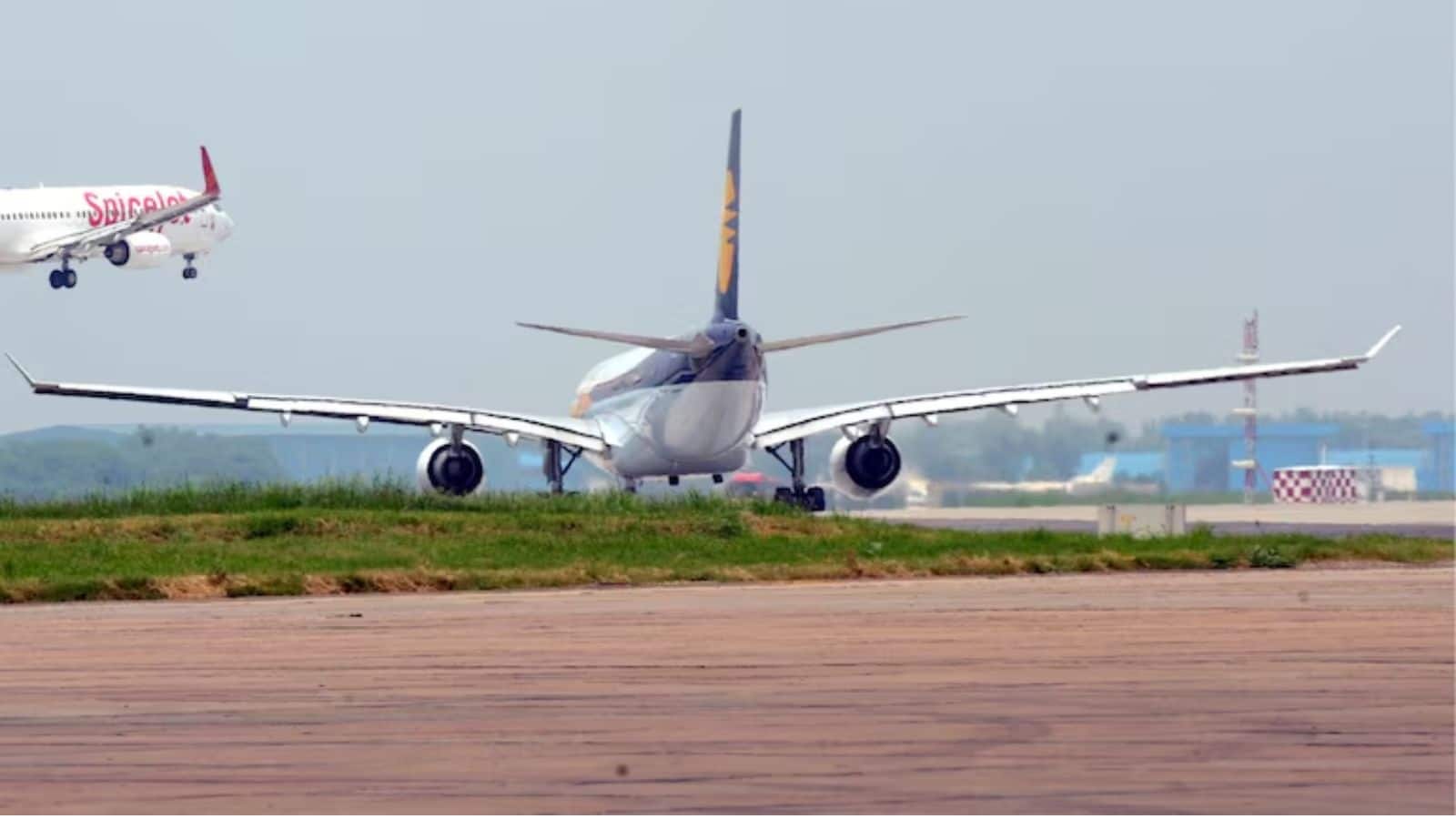 Delhi Airport: गलती से टेक-ऑफ रनवे पर उतरा अफगान विमान, दिल्ली एयरपोर्ट पर बड़ा हादसा होते-होते बचा