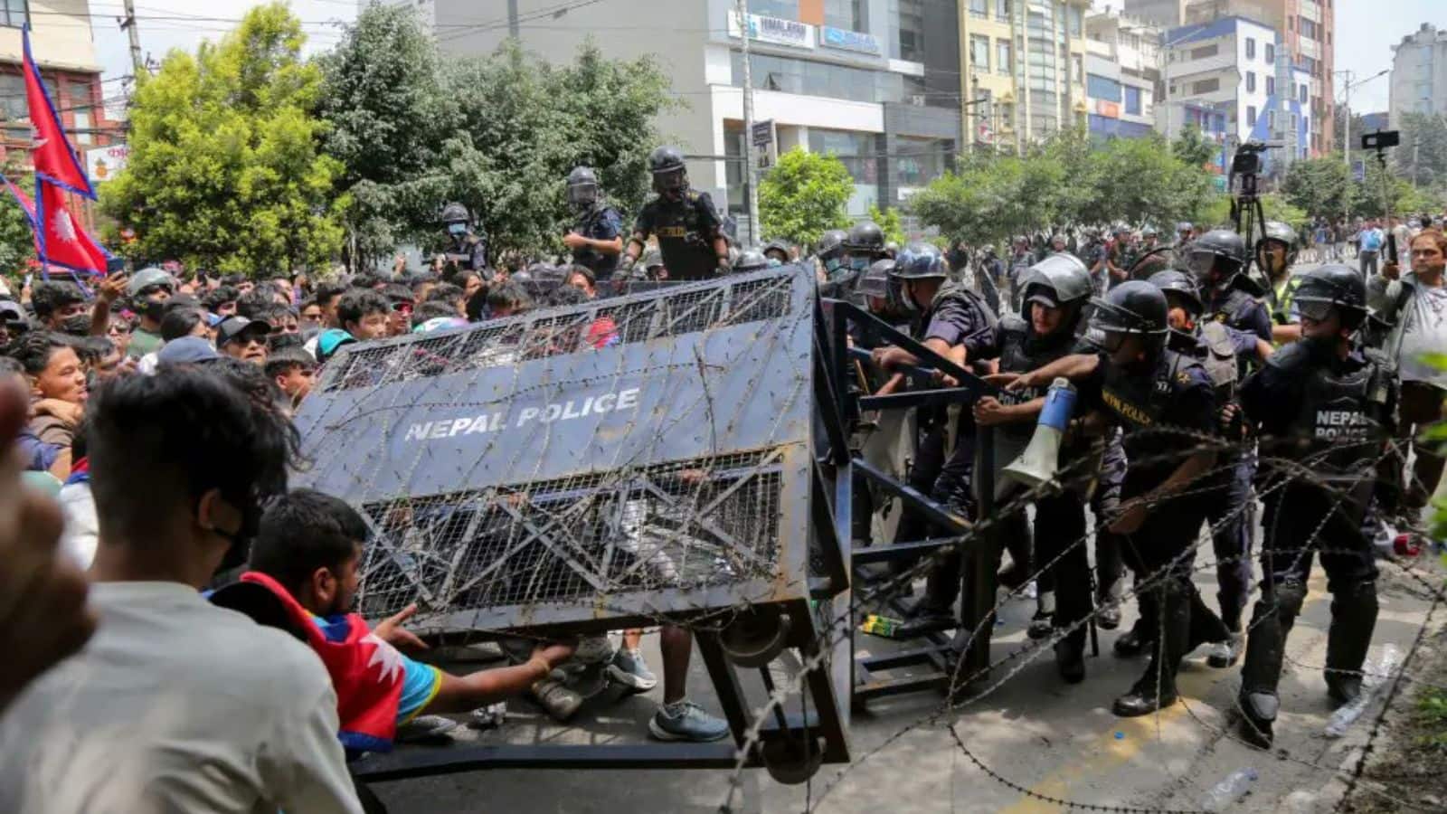 Nepal Gen-Z Protest: नेपाल में फिर भड़क उठा Gen-Z का हिंसक प्रदर्शन, बारा जिले में लगा कर्फ्यू