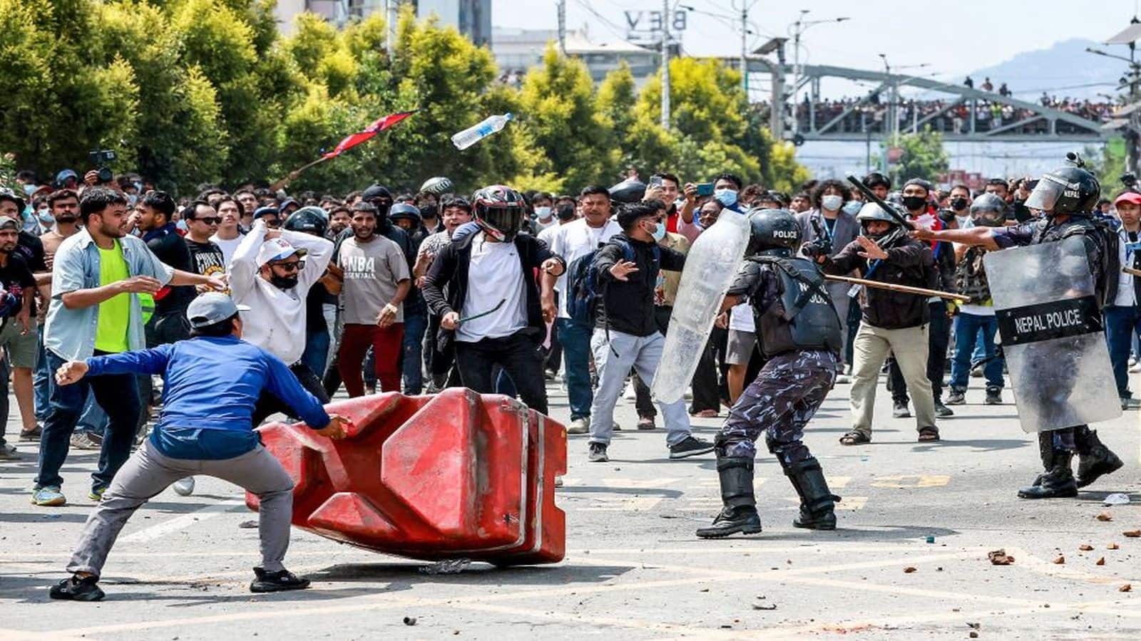 Nepal Gen-Z Protest: नेपाल में फिर क्यों भड़क उठी हिंसा, अब ऐसा क्या हुआ जो फिर सड़कों पर उतरे युवा