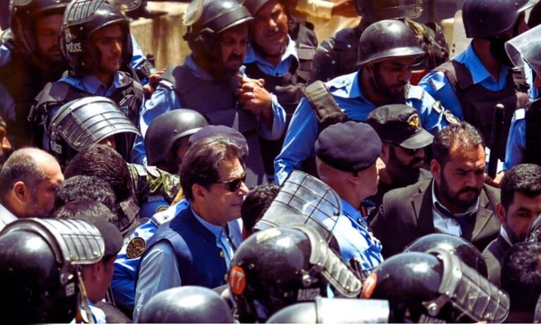 जेल में अकेले रख इमरान खान को किया जा रहा ‘टॉर्चर’,  परिवार के आरोप के बीच PAK सरकार ने कही ये बात