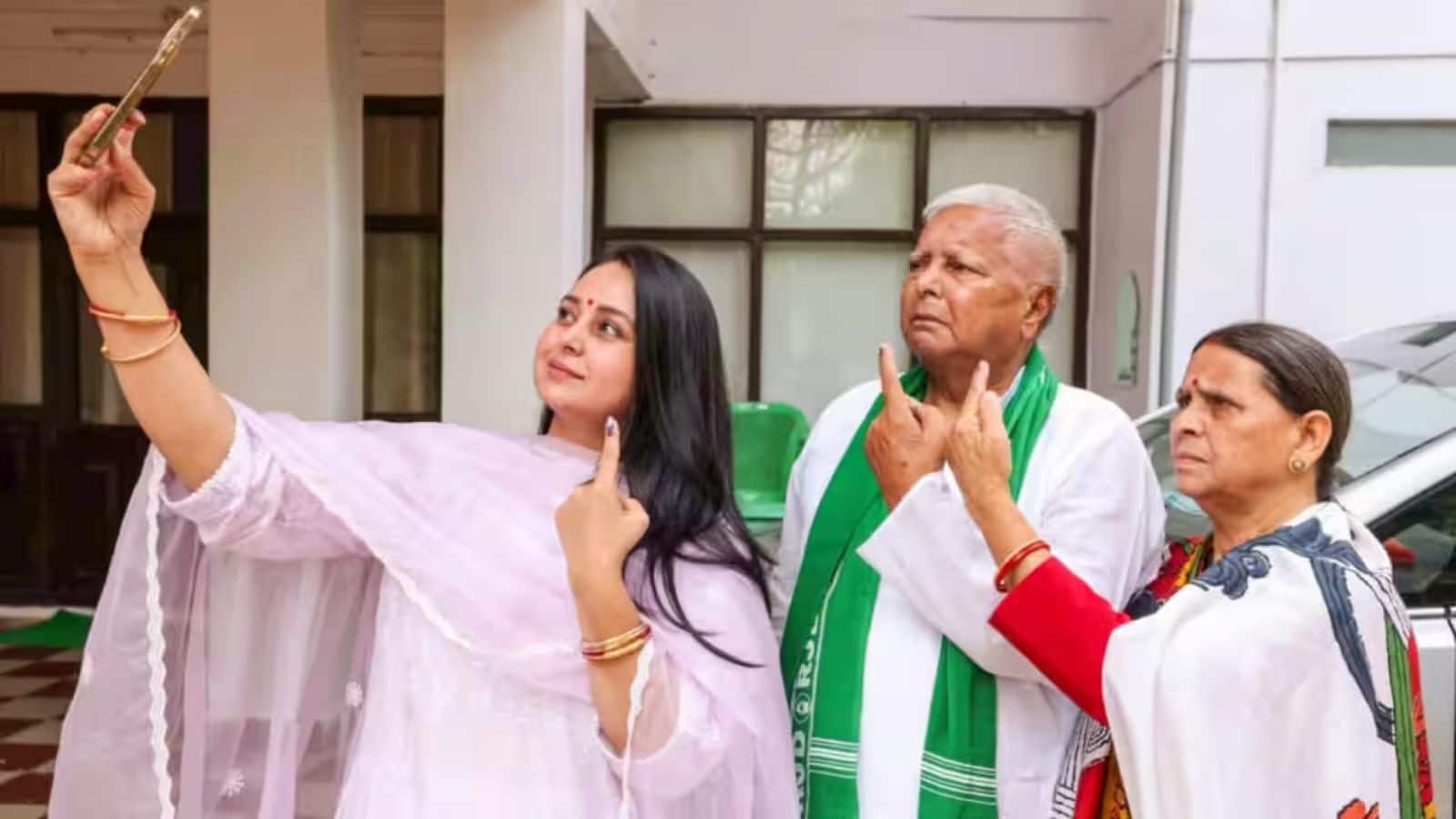 Rabri Devi: राबड़ी देवी ने तेजस्वी के साथ तेज प्रताप को भी दिया जीत का आशीर्वाद, बहन रोहिणी आचार्य का मिला साथ