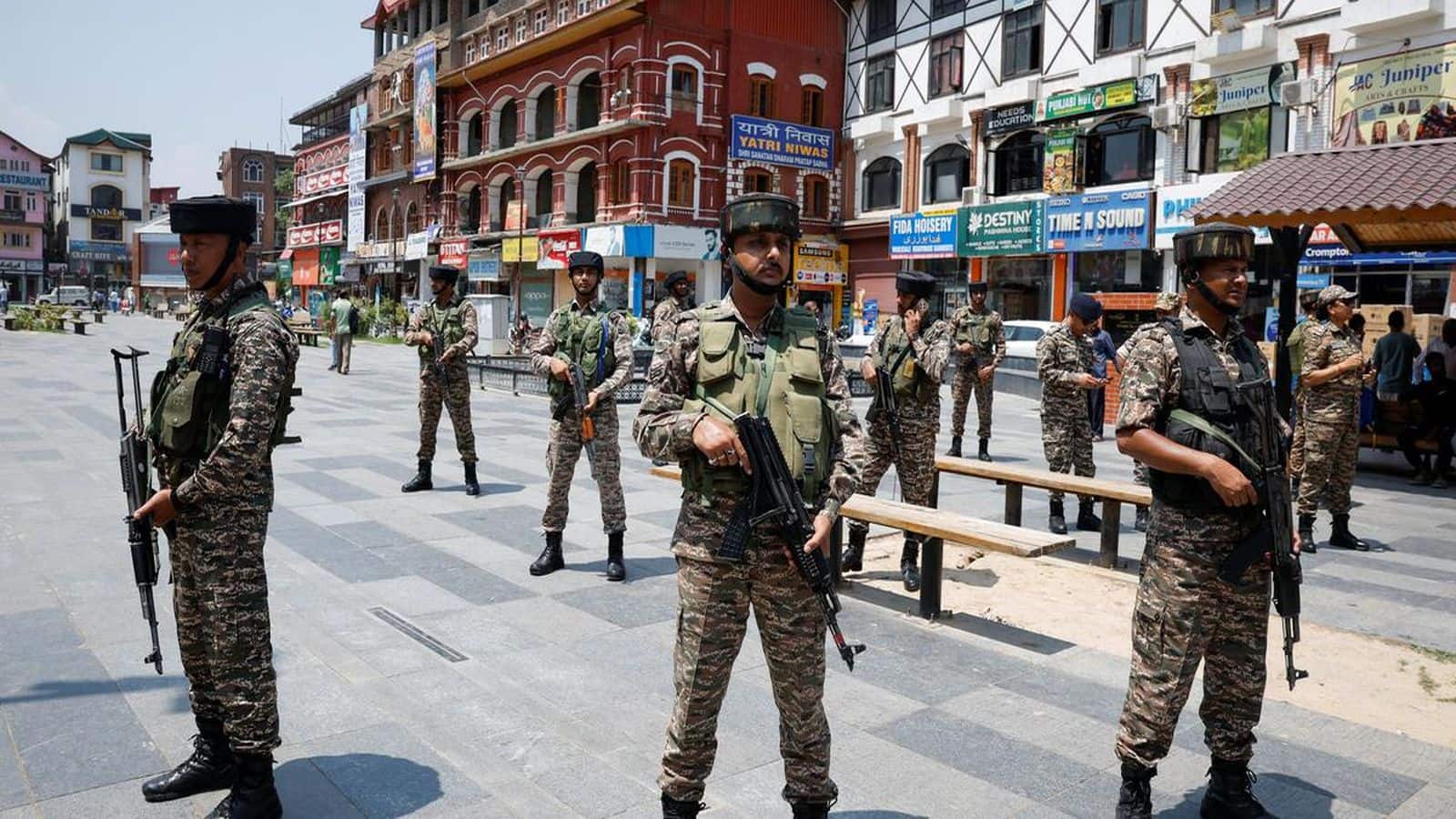 Delhi Blast: जम्मू-कश्मीर में जमात-ए-इस्लामी से जुड़े 500 ठिकानों पर रेड, कई आपत्तिजनक सामग्री और डिजिटल उपकरण जब्त