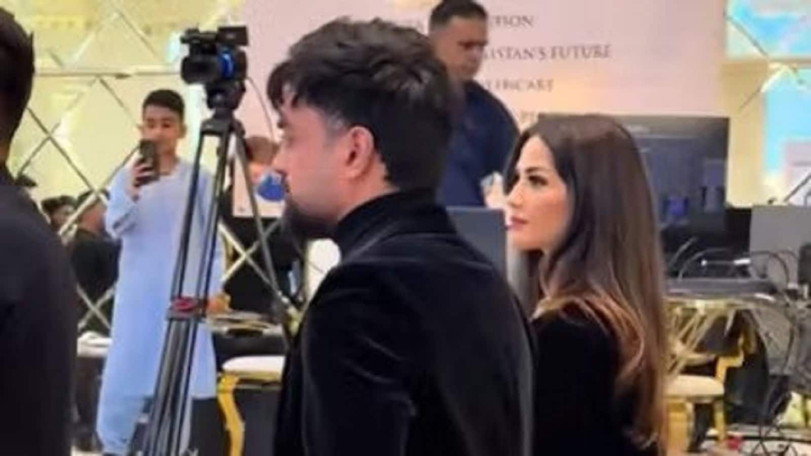 Afghan Cricketer Rashid Khan: वायरल तस्वीर पर राशिद खान ने दी सफाई, साथ खड़ी महिला को पत्नी बताया