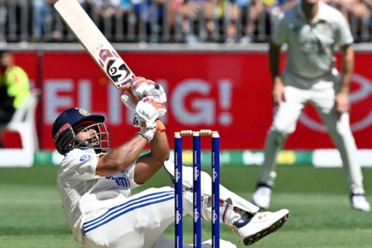 चोट से लौटे ऋषभ पंत फिर हुए बुरी तरह घायल, हेलमेट, पेट और कोहनी चोटिल