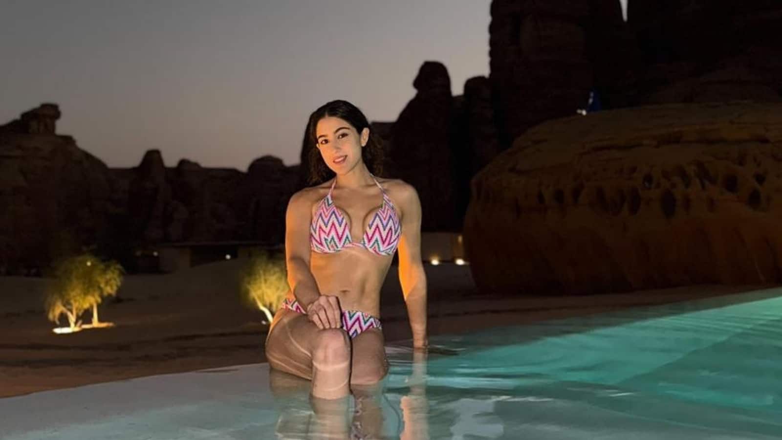 Sara Ali Khan: मां अमृता सिंह के साथ वेकेशन पर निकली सारा अली खान, सोशल मीडिया पर वायरल हुईं तस्वीरें