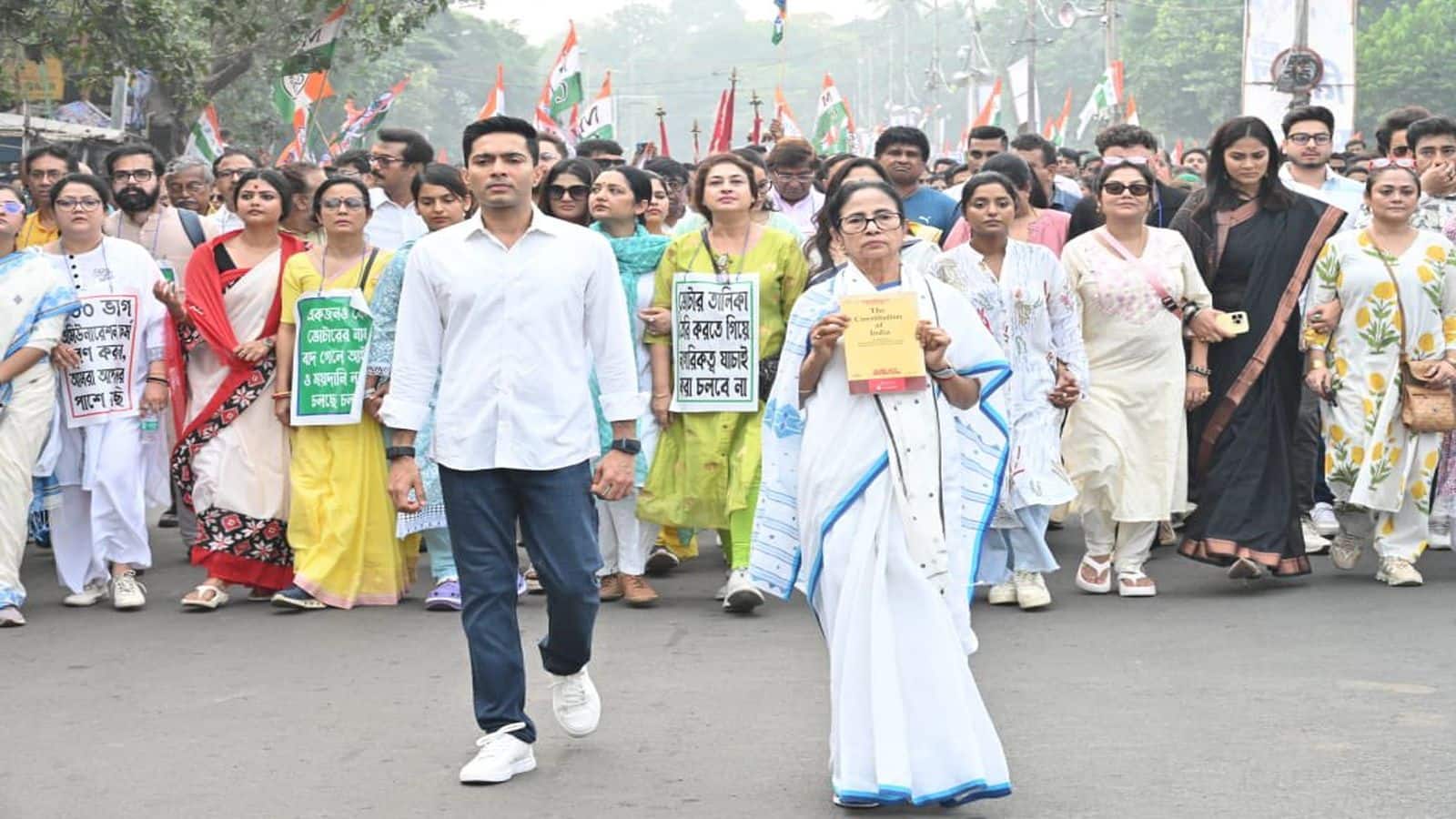 SIR in Bengal: 'बिहार में कितने रोहिंग्या और बांग्लादेशी मिले?'; चुनाव आयोग से ममता बनर्जी का सवाल, कोलकाता में SIR के खिलाफ प्रदर्शन