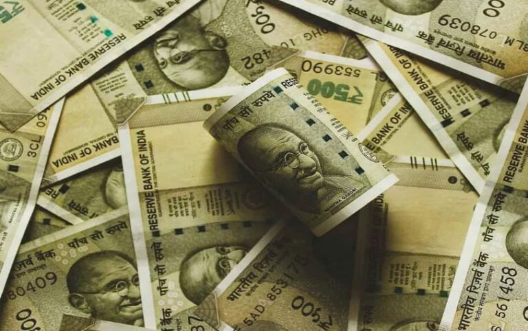 स्मॉल फाइनेंस बैंक या पोस्ट ऑफिस एफडी, कौन है बेहतर निवेश विकल्प?