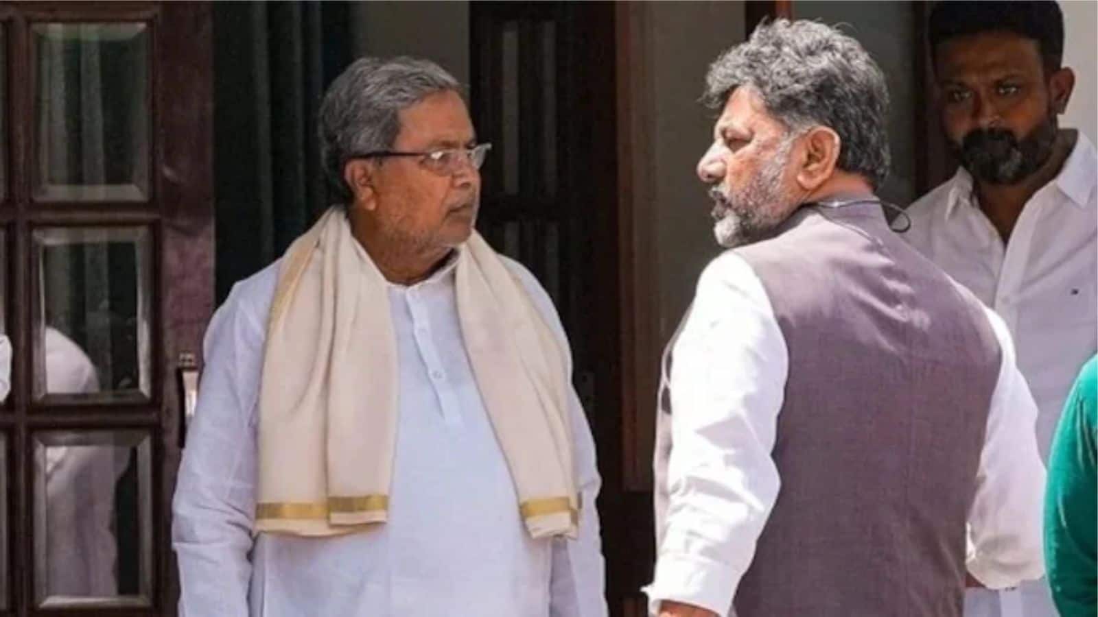 Karnataka CM Crisis: डीके शिवकुमार को मिला प्रमोशन, तो सिद्धारमैया का 'प्लान' भी है तैयार! फिलहाल 'वेट एंड वॉच' मोड में हैं मुख्यमंत्री