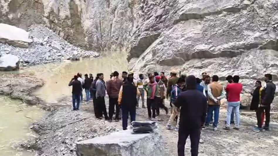 Sonbhadra: सोनभद्र में खनन के दौरान हादसा, दो मजदूरों की मौत...कई मलबे में दबे, रेस्क्यू ऑपरेशन जारी